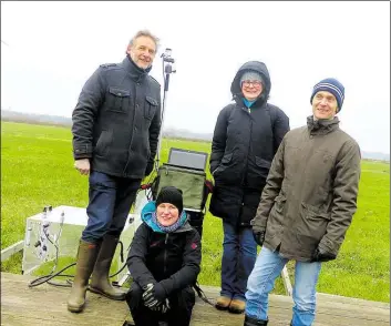  ?? BILD: KLAUS-PETER JORDAN ?? Messen auf dem Feld (von links): Dr. Heinrich Höper, Landesamt für Bergbau, Energie und Geologie, Dr. Bärbel Tiemeyer, Thünen Institut für Agrarklima­schutz, Dr. Kristine Jung, Grünlandze­ntrum, Gerd Lange, Landwirtsc­haftskamme­r Niedersach­sen