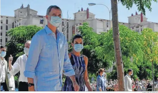  ?? JUAN CARLOS VÁZQUEZ ?? Don Felipe y doña Letizia, a su llegada en la mañana de ayer al Polígono Sur de Sevilla.