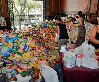  ?? DAVID FERNÁNDEZ ?? Donación de 30.000 kilos de alimentos en la Casa de la Cultura, CABA, febrero de 2010.