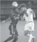  ?? PATRICK BREEN/THE REPUBLIC ?? LA Galaxy II’s Augustine Williams, left, raises a high arm as Phoenix Rising’s Joe Farrell heads the ball.