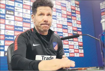  ??  ?? Simeone y Zidane se verán las caras esta noche en el primer derbi del Wanda Metropolit­ano. Un partido en el que Zidane se juega más que Simeone que defendió a Griezmann, como hizo el entrenador blanco con Ramos y Cristiano