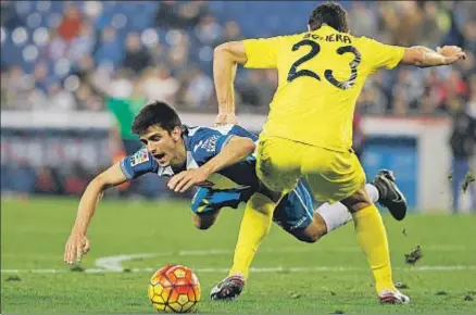  ?? ÀLEX GARCIA ?? Gerard Moreno, derribado por Bonera durante el partido Espanyol-Villarreal del 23 de enero