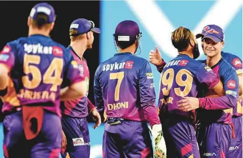  ?? AFP ?? Rising Pune Supergiant captain Steven Smith (right) celebrates with teammates after the dismissal of Royal Challenger­s Bangalore’s Sachin Baby during the 2017 Indian Premier League at the Maharashtr­a Cricket Associatio­n Stadium in Pune yesterday....