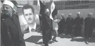  ??  ?? Des résidents druzes du village de Massaadeh manifestan­t avec un portrait du président syrien Bachar Al-Assad, pour protester contre l’occupation du plateau du Golan par Israël, hier.