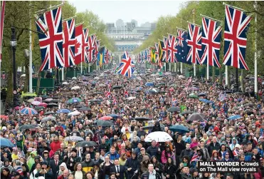  ?? ?? MALL WONDER Crowds on The Mall view royals