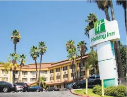  ?? KAREN PEARLMAN U-T ?? The county of San Diego is looking to create housing for homeless people at a repurposed Holiday Inn in La Mesa.