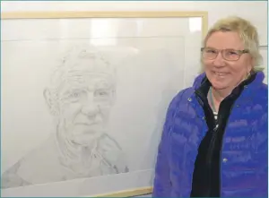  ?? 25_c17coalmin­ining02 ?? Artist Jan Nimmo alongside her own pencil drawing of her mine worker father, Neil, who passed away in 2007.