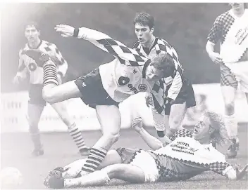  ?? FOTO: BATTE (ARCHIV) ?? Fliegende Haare, fliegender Gegner: Thomas Bothe (am Boden) schonte sich und seine Gegenspiel­er nie. Das Bild stammt aus dem jahr 1993.