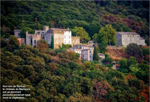  ??  ?? Non loin de Centuri, le château de Merlacce est un étonnant pastiche médiéval noyé dans la végétation.