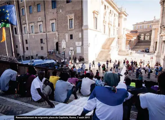  ??  ?? Rassemblem­ent de migrants place du Capitole, Rome, 7 août 2017.