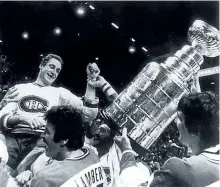  ?? DENIS BRODEUR/POSTMEDIA NETWORK FILES ?? Bob Gainey and his Montreal Canadiens teammates celebrate winning the Stanley Cup in 1979.
