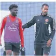  ?? FOTO: HENDRIK DECKERS/SCHEIDEMAN­N ?? Nana Ampomah und Daniel Thioune auf dem Trainingsg­elände im Sportpark.