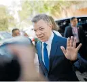  ??  ?? El expresiden­te Juan Manuel Santos al llegar a la Academia de la Lengua.