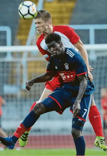  ?? Foto: Klaus Rainer Krieger ?? Der Thierhaupt­ener Lasse Jürgensen (hinten) vom FC Augsburg II gewinnt das Kopfballdu­ell mit Kwasi Okyere Wriedt (FC Bayern München II).