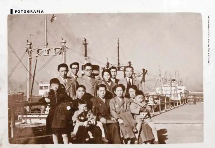  ??  ?? Familiares y amigos despiden a los emigrantes a Colombia. Puerto de Yokohama, 1953