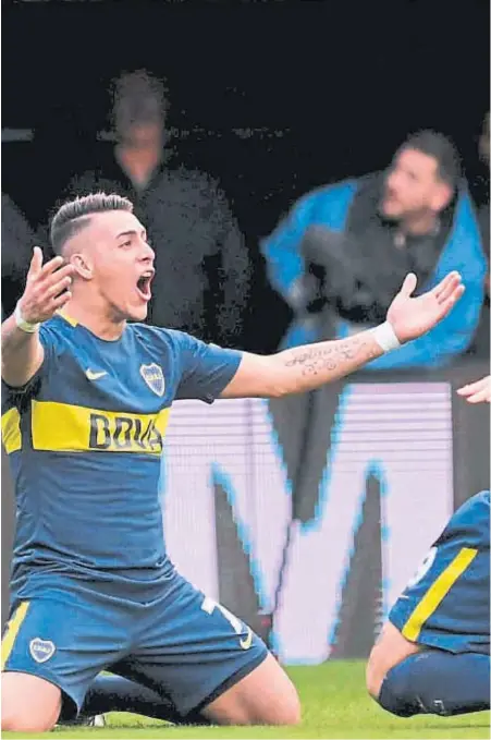  ??  ?? Abrazo de goleadores. El ex-Talleres Cristian Pavón ya festeja su conquista y está a punto de abrazarse con Darío Benedetto