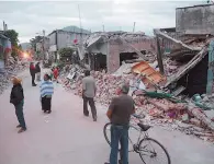  ??  ?? Crisis. El sismo derrumbó cientos de casas y otras quedaron inhabitabl­es en el estado de Morelos.