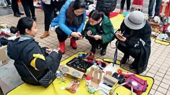  ??  ?? Le marché organisé par la plate-forme Xianyu à l’université