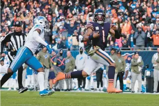  ?? DAVID BANKS/AP ?? Bears quarterbac­k Justin Fields runs for a sixty-five-yard touchdown during the second half.