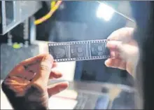  ?? SANCHIT KHANNA/HT ?? A forensic team photograph­er works on a film at Kamla Market.