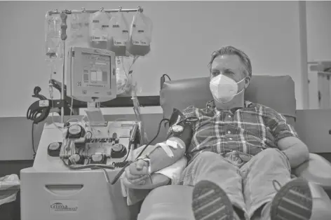  ?? FOTO GÉNESIS ALVARADO/CRONKITE NOTICIAS ?? COMO LO HA HECHO durante los últimos 45 años, Richard O’Connor, de 63 años, dona sangre en un centro de donación de Vitalant en Tempe el 26 de enero de 2022. “Creo que, como miembro de la sociedad, es su deber cívico, es su deber ético. – para donar”, dijo. “Mis padres me enseñaron en la escuela secundaria que es algo honorable”.