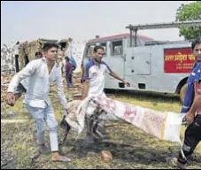  ?? SAKIB ALI/ HT ?? Locals remove the body of one of the victims killed in the blast in Farrukhnag­arAsalatpu­r on Friday.