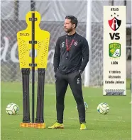  ?? ?? ENFOCADO. El técnico de Atlas, Benjamín Mora, prepara el juego ante el León.