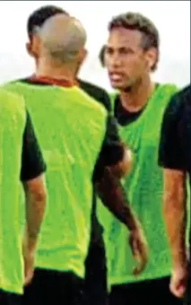  ??  ?? Mascherano (left) tries to calm Neymar down