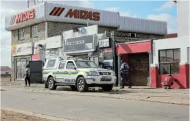  ?? Picture: WERNER HILLS ?? GRIM AFTERMATH: Police at the scene where Sergeant Khayalethu Mbonomnyam­a, 42, was gunned down