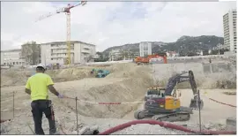  ?? (Photos Hélène Dos Santos et Valérie Le Parc) ?? La centrale à béton sera installée à l’intérieur du périmètre du chantier à hauteur de la grue (notre photo), afin de limiter la circulatio­n de camions à toupie.