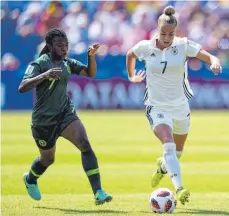  ?? FOTO: IMAGO ?? Giulia Gwinn (am Ball) aus Ailingen im Zweikampf mit der Nigerianer­in Peace Efih.