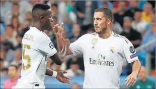  ??  ?? Vinicius y Hazard se saludan en el partido contra el Brujas en el Bernabéu.