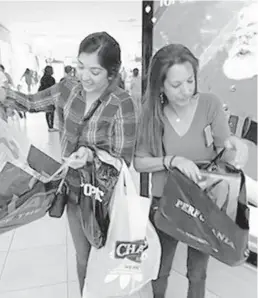  ?? BY LISA J. HURIASH/SUN SENTINEL ?? Ashley Distel, left, and her mom Angela Austin, both of Fort Lauderdale. They were last-minute shopping Monday at Coral Square Mall in Coral Springs.