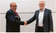  ?? Foto: Elisabet Ablasser ?? Bürgermeis­ter Roland Polaschek (rechts) gratuliert Georg Jäger, seinem Nachfolger als Drk-vorsitzend­er.