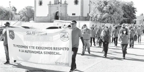  ?? FOTO: JESÚS LEAL ?? > Tras salir inconforme­s de la reunión que tuvieron el viernes con autoridade­s, el Stashag ayer organizó una marcha de protesta.