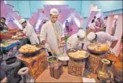  ?? BURHAAN KINU/HT ?? (Left) Khichdi is being cooked in a especially­made wok of 1,000 litres. A stall in the fair, which is on at India Gate .