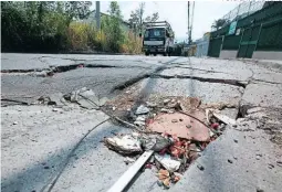 ?? FOTO: DAVID ROMERO ?? El hundimient­o que opaca la buena imagen de la ciudad resiente los bolsillos de los conductore­s por los daños en sus unidades.
