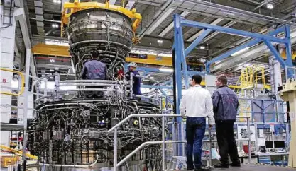  ?? Foto: Maria Amstein ?? Die Montageabl­äufe festigen die Mechaniker an einem Trent-XWB-Trainingst­riebwerk. Dieses wurde bei N angeliefer­t und wird in Arnstadt intensiv für Aus- und Weiterbild­ung sowie die Erprobung neuer Werkzeuge genutzt.