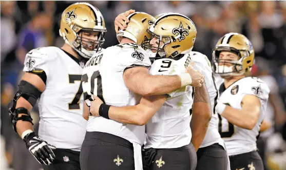  ??  ?? Drew Brees y los Santos celebran la victoria Sobre los Cuervos