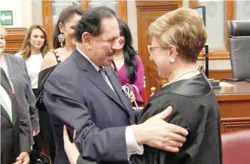  ??  ?? El Licenciado Juan Francisco Ealy Ortiz, Presidente Ejecutivo y del Consejo de Administra­ción de EL UNIVERSAL, felicita a la ministra en retiro Margarita Beatriz Luna Ramos, al concluir su labor en la Suprema Corte de Justicia.