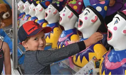  ?? Photo: Mick Doyle ?? CLOWNS: Ayden Henry plays with the clowns at the 147th Dalby Show.