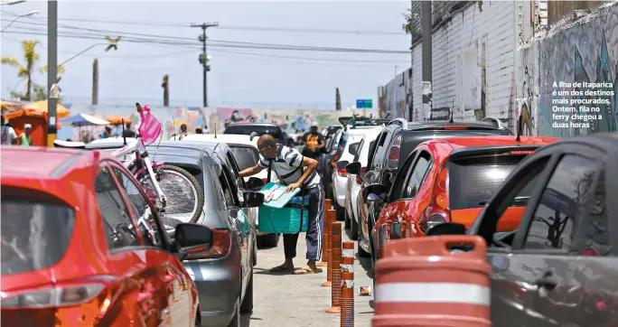  ??  ?? A Ilha de Itaparica é um dos destinos mais procurados. Ontem, fila no ferry chegou a duas horas