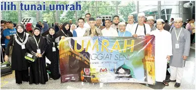  ?? - GambarBERN­AMA ?? PENGERUSI Eksekutif Yayasan Perdana Ummah Datuk Rizal Mansor (lima kiri) bergambar bersama jemaah umrah pada Majlis Pelepasan Jemaah Umrah Penggiat Seni di Lapangan Terbang Antarabang­sa Kuala Lumpur pada Ahad. Seramai 11 artis vateran dan bekas atlet...