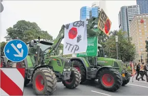  ?? [ Imago/Hannelore Förster ] ?? Auch in der Landwirtsc­haft (hier: Deutschlan­d) regt sich Protest.