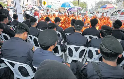  ?? PATTANAPON­G HIRUNARD ?? Security officers cordon off Wat Phra Dhammakaya as the search for the temple’s elusive former abbot Phra Dhammajayo continues.