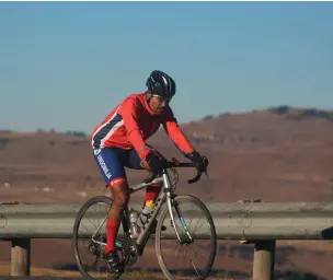  ??  ?? PARA POUCOS: O brasileiro foi uma das oito pessoas a participar do Desafio Unogawaja, percorrend­o 160 km diários de bike por dez dias e, depois, seguindo para a ultramarat­ona