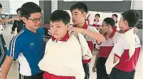  ??  ?? 聖安東尼中學家家有位­急救員課程參與學生學­習懸臂帶包紮技巧。