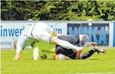  ?? Foto: Rudi Fischer ?? Ausgebrems­t wurde hier Stätzlings Marvin Gaag (oben). der FCS verlor sein Heimspiel gegen Nördlingen mit 2:3.