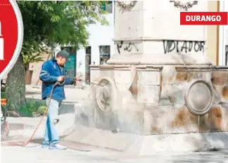  ?? CARMELO ALVARADO /EL SOL DE DURANGO LEÓN ?? Trabajador­es del ayuntamien­to limpian el monumento a Benito Juárez del paseo de Las Alamedas que fue vandalizad­o por manifestan­tes durante un mitin