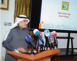  ??  ?? KUWAIT: Kuwait Municipali­ty Director Ahmad Al-Manfouhi speaks during an event held yesterday to demonstrat­e the use of e-transactio­ns at the municipali­ty. —Photo by Fouad Al-Shaikh